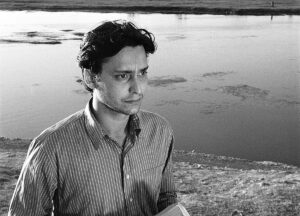 The World of Apu. Sony Pictures Classics/Photofest Directed by Satyajit Ray Shown: Soumitra Chatterjee
